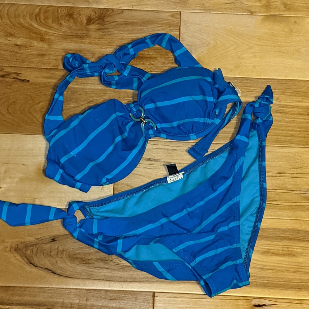 32D bikini